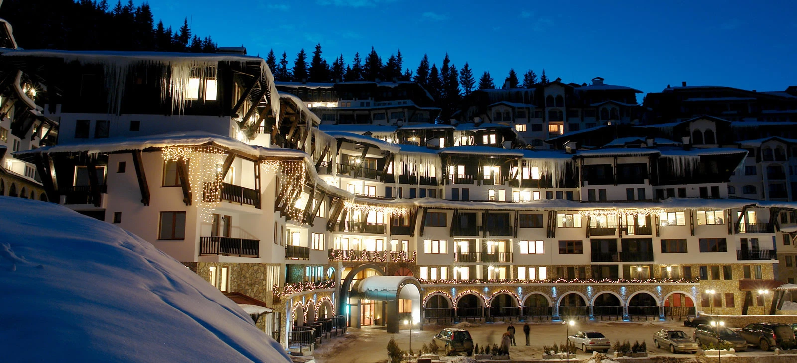 Зимен изглед към комплекс 2R Ski и пистите на курорта Пампорово